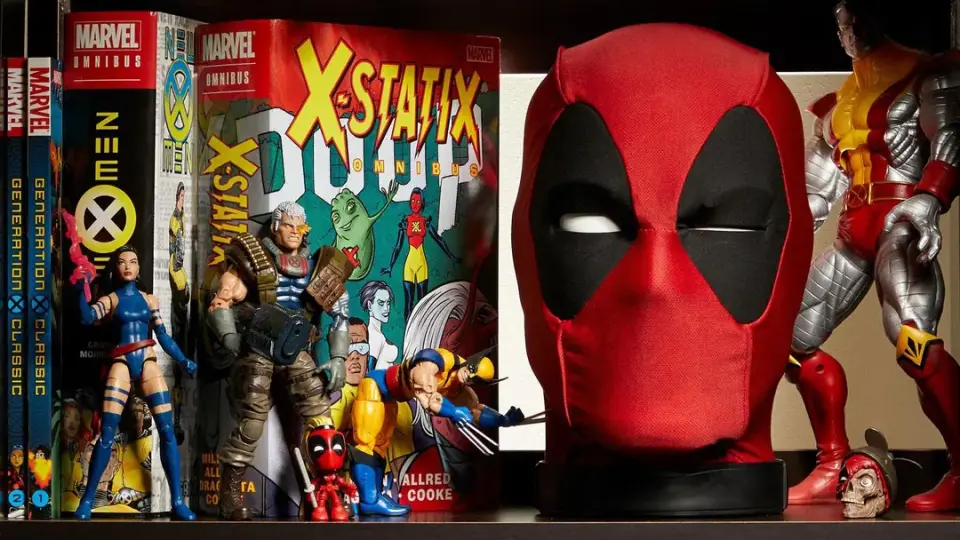 Deadpool’s Head Premium Interactive Replica